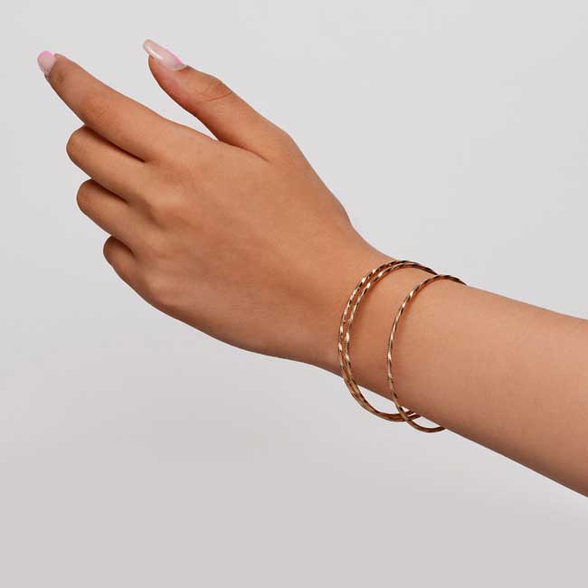 A stylish bangle with a xuping screw design